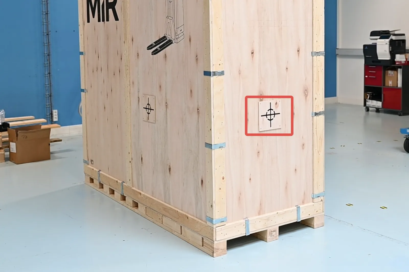 Front of the box showing center of gravity mark